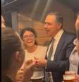 O presidente do STF Luís Roberto Barroso, cantando a música 'Evidências', de Chitãozinho e Xororó, no Reino Unido  Foto: @alenisteque via X (antigo Twitter) / Estadão