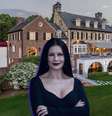 Catherine Zeta-Jones como Mortícia em 'Wandinha' e sua mansão ao norte de Nova York  Foto: Reprodução