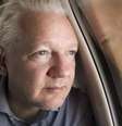 Julian Assange dentro do avião  Foto: Reprodução/X/@wikileaks / Perfil Brasil