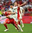 Hjulmand ( da Dinamarca, de  vermelho)  ganha na marra do sérvio Lukic  Foto: Miguel Medina/ AFP via Getty Images / Jogada10