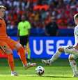O holandês Schouten (de laranja) briga pela bola com o austríaco Romano Schmid  Foto: Christophe Simon/AFP via Getty Images / Jogada10