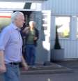 O fundador do WikiLeaks, Julian Assange, caminha para embarcar em um avião em um local indicado como Londres  Foto: "@wikileaks" via X/via REUTERS / BBC News Brasil