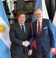 Presidente argentino Javier Milei e primeiro  Foto: ministro tcheco Petr Fiala -  Perfil Argentina/via Agência NA / Perfil Brasil