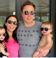Shivon Zilis, atual companheira de Musk, compartilhou esta foto em que aparece segurando seus dois primeiros filhos com o bilionário  Foto: Reprodução/X/@shivon