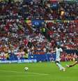 Momento do gol marcado por Kvaratskhelia –  Foto: Ozan Kose/AFP via Getty Images / Jogada10