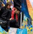 Rodion presta homenagem a seu ex-namorado, que foi morto no início da guerra  Foto: BBC/Thanyarat Doksone / BBC News Brasil