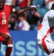 Alphonso Davies, craque do Canadá (de vermelho) disputa a bola no meio de campo diante da marcação peruana - Divulgação/Conmebol  Foto: Divulgação/Conmebol / Jogada10