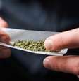 Mão enrolando cigarro de maconha  Foto: Getty Images / BBC News Brasil
