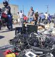 Feira do Rolo tem gente, motos, monitores e muitos fios, de vários tipos, de instalação de casa a carregadores  Foto: Marcos Zibordi
