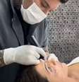 Deborah Secco durante o procedimento para cobrir as olheiras  Foto: Reprodução Redes Sociais / Instagram