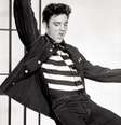 Após sua apresentação, e pouco antes de se alistar no exército americano em 1958, Elvis decidiu presentear um amigo com os sapatos  Foto: Canva Fotos / Perfil Brasil
