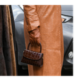 Entenda por quê marrom é a cor do inverno 2024 e veja os melhores looks para aderir à tendência.  Foto: Shutterstock / Purepeople