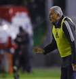 Tite na beira do campo contra o Juventude –  Foto: Marcelo Cortes /CRF / Jogada10