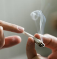 A percepção do público sobre a segurança da cannabis determina como ela é usada e regulamentada  Foto: Jamie Grill/Tetra images via Getty Images / BBC News Brasil