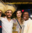 Kleber Mendonça Filho, Wagner Moura, Gabriel Leone e Isabél ZUAA celebram em festa junina   Foto: Reprodução/Instagram @kleber_mendonça_filho