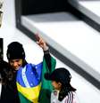 Rayssa Leal comemora troféu Super Crown do SLS, em novembro de 2022  Foto: GettyImages/Buda Mendes