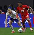 Tim Ream, zagueiro dos Estados Unidos (de branco) tenta evitar que Murillo, do Panamá parta para o ataque  Foto: Eduardo Muñoz /AFP via Getty Images / Jogada10