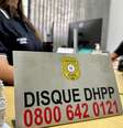 Placa divulga telefone do Departamento Estadual de Homicídios e Proteção à Pessoa (DHPP) no Rio Grande do Sul  Foto: Divulgação/Secretaria de Segurança Pública / BBC News Brasil