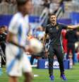 Scaloni orienta seus jogadores no duelo de estreia da Argentina na Copa América –  Foto: Charly Triballeau/AFP via Getty Images / Jogada10