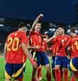 Fabian Ruiz, com o braço levantado, scelebra o seu gol, o segundo da Espanha sobre a Geórgia.   Foto:   Alberto Pizzoli/ AFP via Getty Images / Jogada10