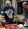 A frutas e as verduras são mais caras no Uruguai (foto) do que no vizinho Brasil, segundo estudo  Foto: Getty Images / BBC News Brasil