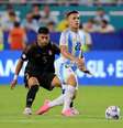 O atacante argentino Lautaro Martinez recebe marcação dupla de Zambrano e Cartagena  durante o duelo dos Hermanos contra o Peru  Foto:   Chris Arjoon / AFP via Getty Images / Jogada10