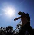 Pedestre caminha próximo ao Parque Augusta, na região da Consolação, durante período de onda de calor, em setembro de 2023.  Foto: Werther Santana/Estadão / Estadão
