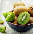 O kiwi oferece diversos benefícios para a saúde  Foto: Nataliya Arzamasova | Shutterstock / Portal EdiCase