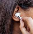 Novos AirPods devem trazer câmeras infravermelho para detectar movimentações (Imagem: Ivo Meneghel Jr./Canaltech)  Foto: Canaltech