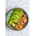 Este bowl com creme de avocado, banana, kiwi e granola é uma ótima opção para o verão  Foto: Carol Nuñes/Café Zinn