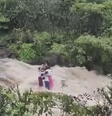 Vídeo mostra família sendo arrastada por enchente na Índia.  Foto: Reprodução/Redes Sociais 