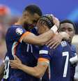 Gakpo e Xavi Simons comemoram gol da Holanda  Foto: Fiona Noever / Reuters