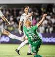 Furch tenta finalizar para o Santos. Mas Foguinho se esforça e abafa a jogada  Foto: Divulgação/Santos / Jogada10