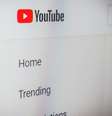 Usuários reclamaram de vídeos patrocinados com conteúdos obscenos no YouTube (Imagem: Christian Wiediger/Unsplash)  Foto: Canaltech