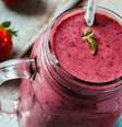 Vitamina de açaí com morango e leite de castanha  Foto: NatashaPhoto | Shutterstock / Portal EdiCase