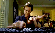 Jim Carey digitando rápido e de forma agressiva  Foto: Reprodução