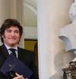 Javier Milei inaugurou um busto de Carlos Menem na Casa Rosada  Foto: Casa Rosada / BBC News Brasil