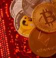 Representações das criptomoedas Bitcoin, Ethereum, DogeCoin, Ripple, Litecoin.  Foto: Reuters
