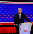 O candidato presidencial democrata, o presidente dos EUA, Joe Biden, ouve o candidato presidencial republicano e ex-presidente dos EUA, Donald Trump, durante o debate em Atlanta, Geórgia, EUA  Foto: REUTERS/Brian Snyder