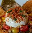 Burrata com tomates confitados, pesto de manjericão e crocante de presunto cru: uma das sugestões do cardápio do restaurante Vicolo Nostro  Foto: Taba Benedicto/Estadão / Estadão