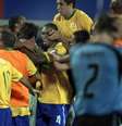 Jogadores do Brasil comemorando a classificação contra o Uruguai –  Foto: Juan Barreto/AFP via Getty Images / Jogada10