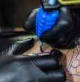 Pesquisadores detectam bactérias em marcas de tinta para tatuagem (Imagem: Gabriel Lara/Pexels)  Foto: Canaltech
