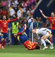 Momento do gol marcado por Dani Olmo na vitória sobre a Alemanha na Euro 2024 –  Foto: Fabrice Cofrini/AFP via Getty Images / Jogada10