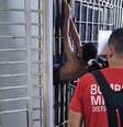 Preso fica entalado em cela de delegacia ao tentar fugir: 'Não tinha nada para fazer'  Foto: Reprodução/Redes Sociais 