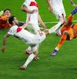 Atacante da Holanda, Gakpo (de laranja) disputa a bola com Çalhanoglu, da Turquia.  Foto: Ronny Hattmann/AFP via Getty Images / Jogada10