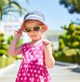 Nos primeiros meses, bebês devem evitar luz solar direta e reposição de vitamina D deve ser feita com suplementos vitamínicos  Foto: standret/Freepik/Reprodução / Bebe.com