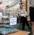 Um eleitor vota no 15º distrito de Paris enquanto a França vai às urnas para votar nas eleições legislativas, com a segunda votação sendo realizada em 7 de julho, em 30 de junho de 2024 em Paris, França.  Foto:  Xavier Laine/Getty Images