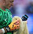 Pickford usou uma espécie de "cola" na garrafa de água para defender cobrança  Foto: Dean Mouhtaropoulos