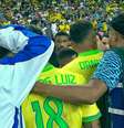 Enquanto filho dá preleção final, Dorival fica à margem de jogadores antes dos pênaltis  Foto: Reprodução/Globo