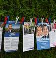 BAYEUX, FRANÇA - 28 DE JUNHO: Foto ilustrativa de um conjunto de cédulas eleitorais francesas para o primeiro turno das eleições legislativas de 2024 distribuídas aos eleitores do 5º círculo eleitoral de Calvados, em 28 de junho de 2024, em Bayeux, Normandia, França.  Foto: Artur Widak/NurPhoto via Getty Images